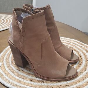 Vince Camuto Women's Leather French Taupe Kicetta Boot, sz 7.5